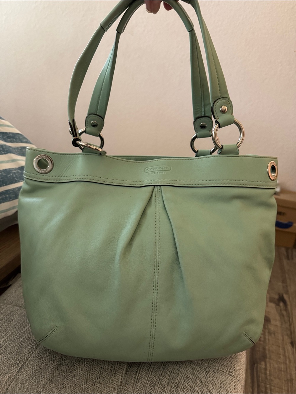 PRE-LOVED Coach gorgeous leather shoulder bag in mint.